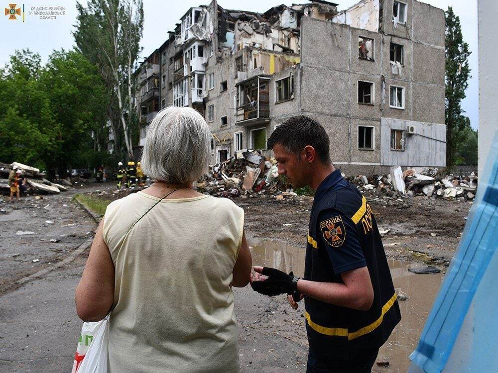 Рятувальники продовжують розбирати завали.