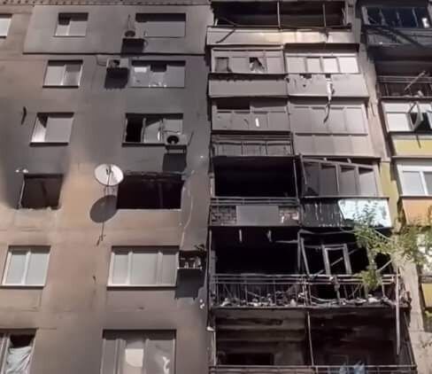 В Лисичанске оккупанты уничтожают жилые дома.