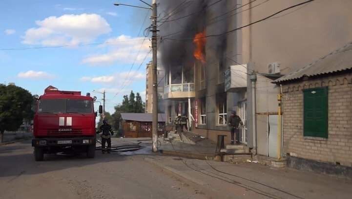 У Лисичанську спалахнули два ТЦ.