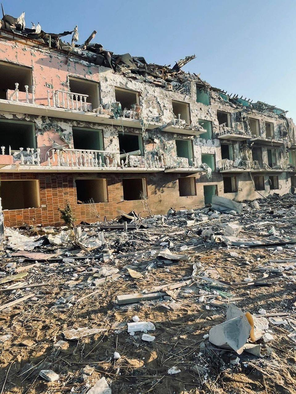 Из-за удара разрушена наружная стена жилого дома и перекрытие