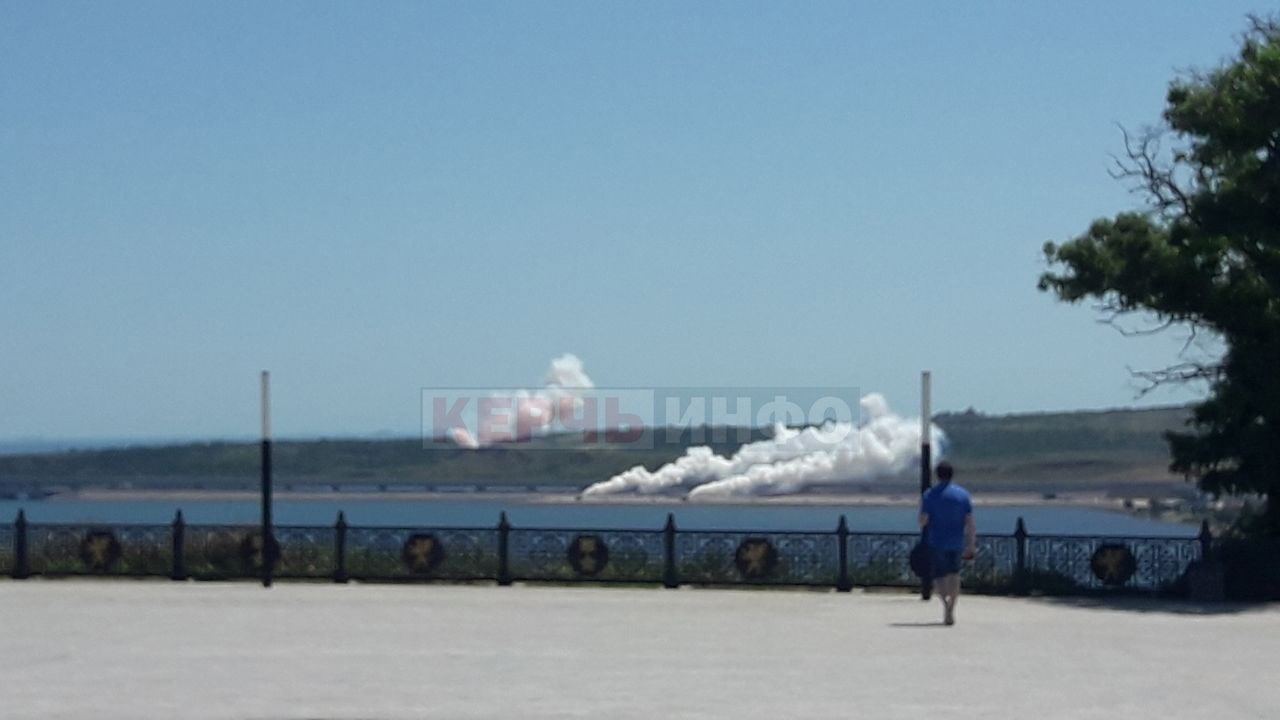 В районі Кримського мосту спостерігається сильне задимлення