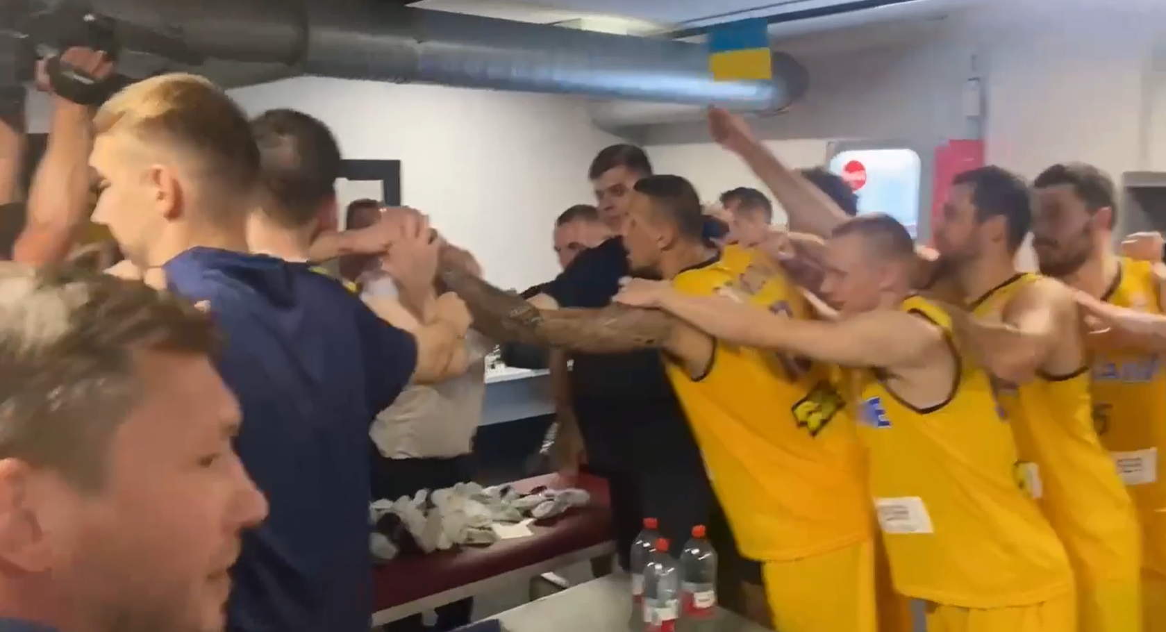 "Наша земля – Украина!" Игроки сборной устроили яркий перфоманс после победы в отборе к ЧМ по баскетболу