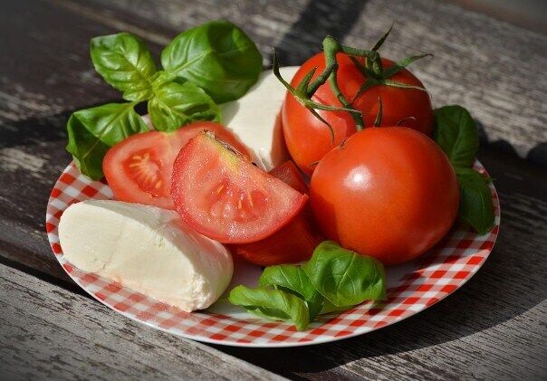 Чому помідори пускають сік в салатах