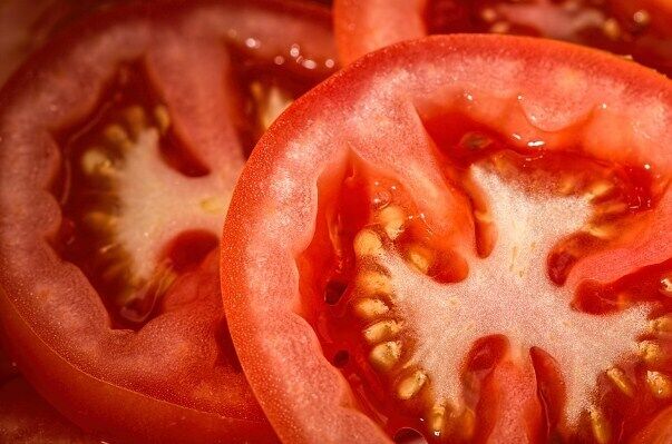 Як правильно солити помідори щоб вони не пускали сік в салатах