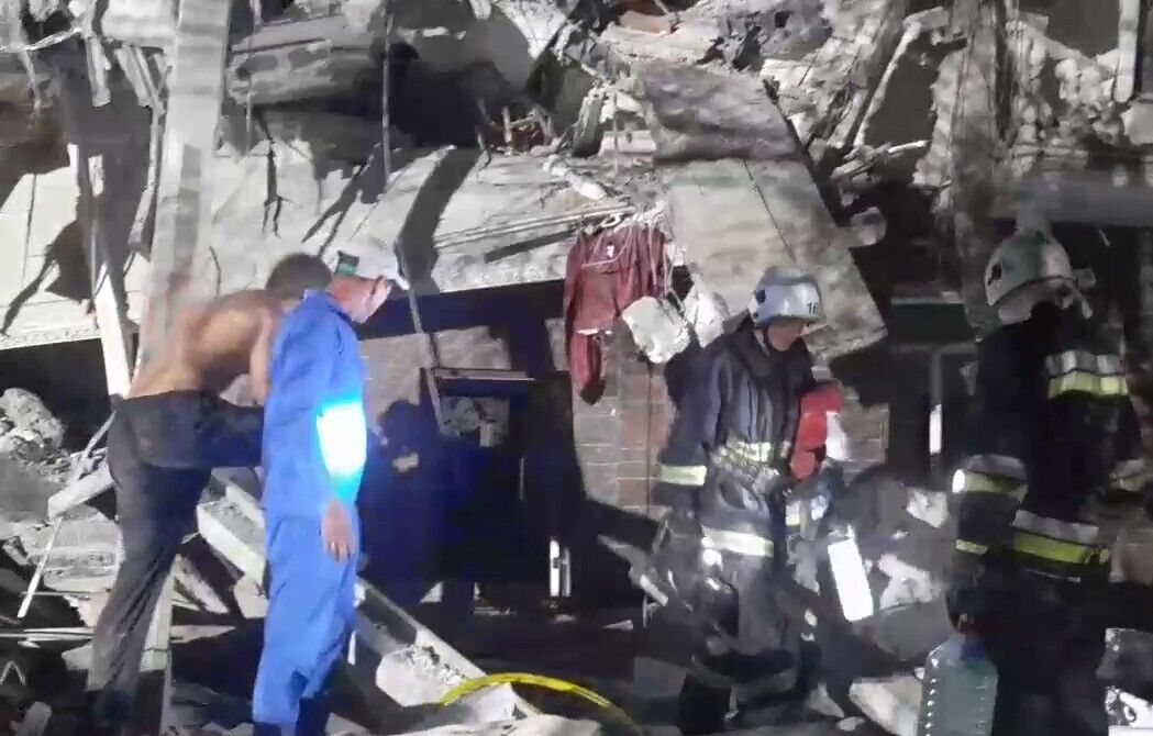 Рятувальні роботи на місці зруйнованої бази відпочинку