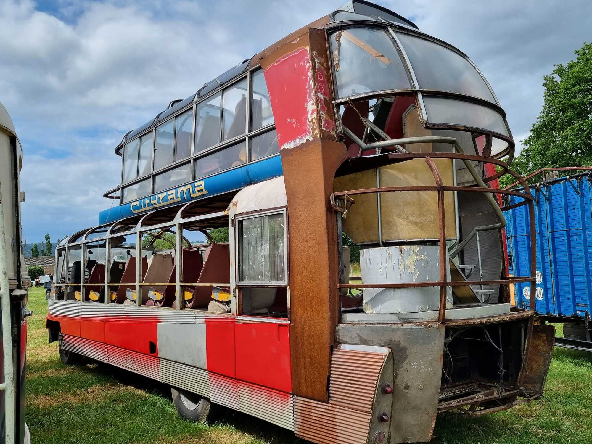 Время не пощадило автобус: большая часть стекол отсутствует, обширная ржавчина разъела кузов, не сохранились многие элементы интерьера