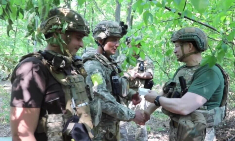 Украинские защитники получили награды в боевых условиях. Видео