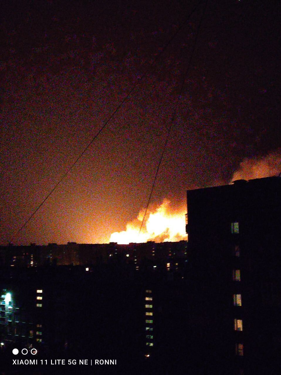 В окупованому Алчевську пролунали вибухи та спалахнула пожежа. Відео