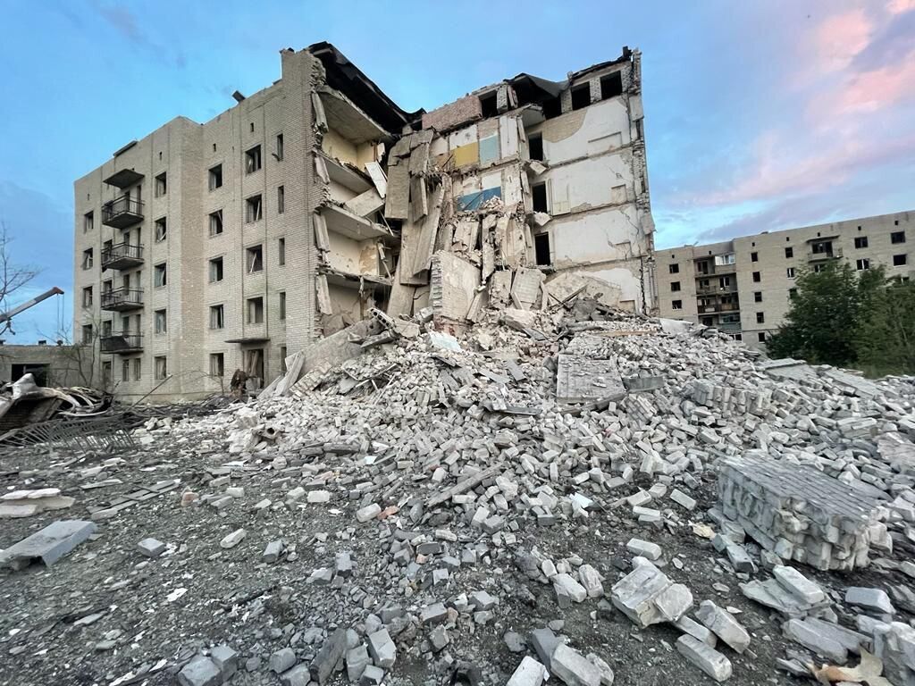 Россияне попали ракетами в многоэтажку, под завалами десятки человек