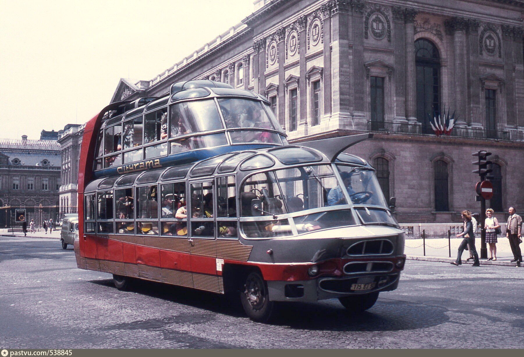 Currus Cityrama біля Лувру у 70-ті роки