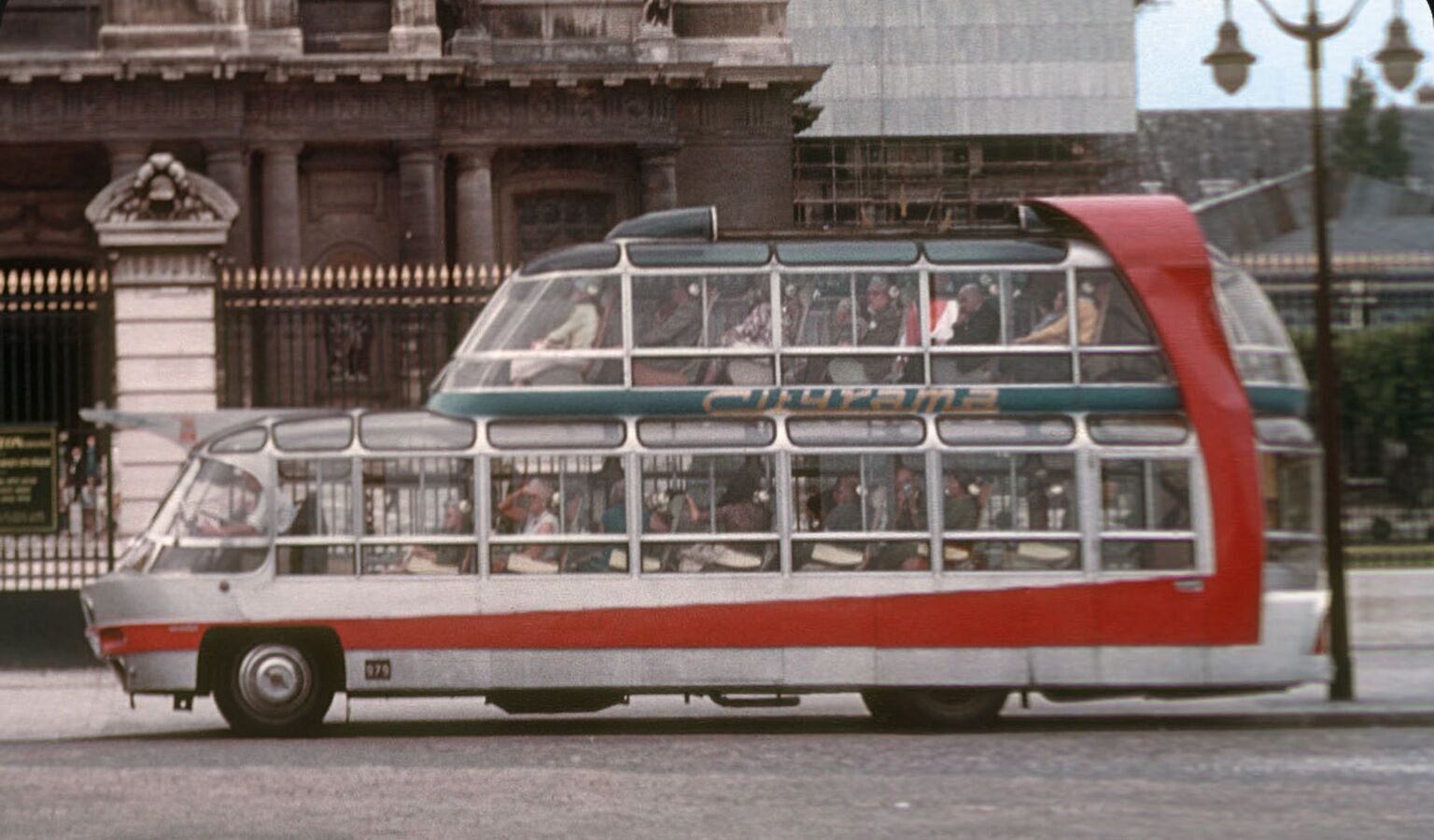 Уникальные автобусы работали в Париже до начала 80-х, а затем были заменены более современными утилитарными моделями
