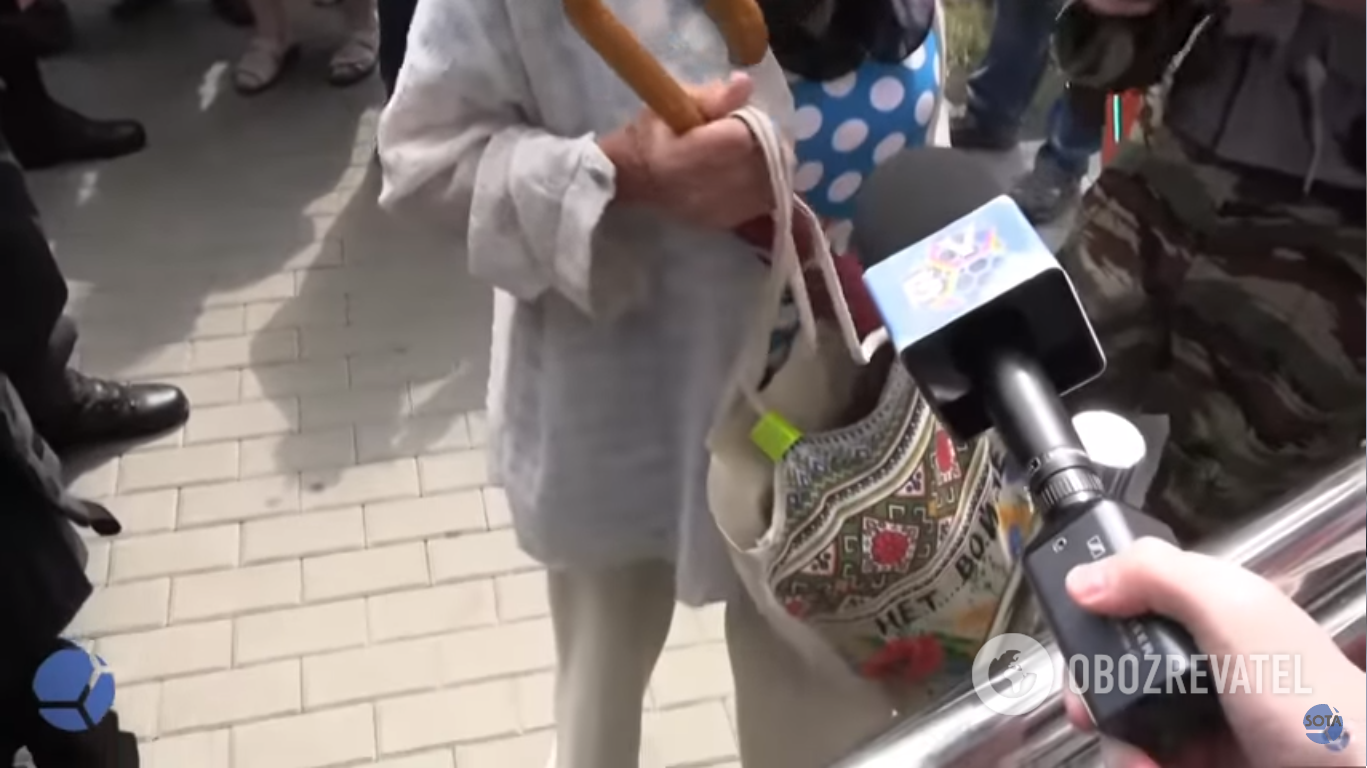 В Москве полицейские набросились на пенсионерку за надпись на сумке "Нет войне"