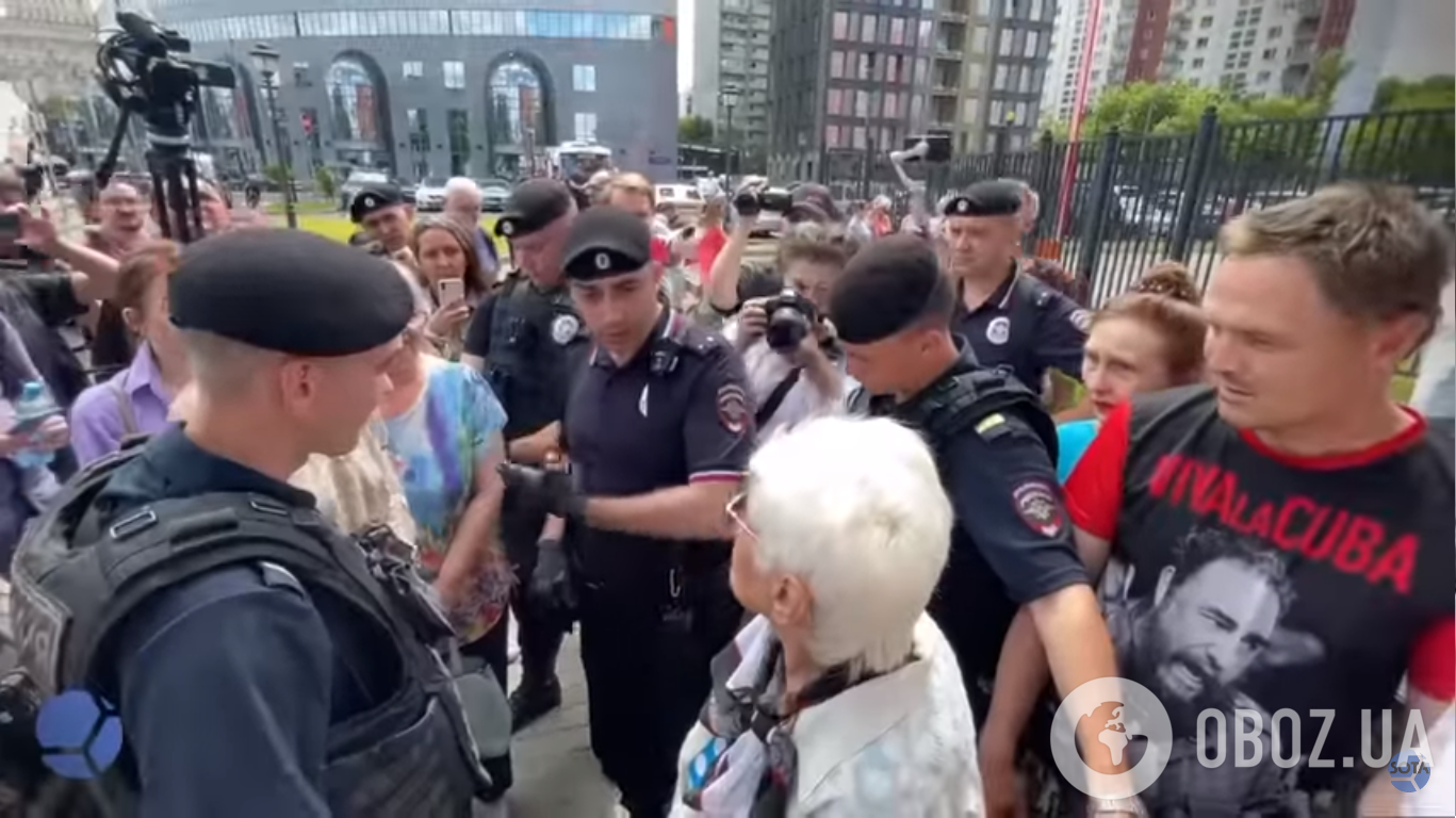 В Москве полицейские набросились на пенсионерку за надпись на сумке "Нет войне"