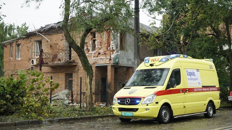 Мужчина вышел на балкон во время обстрела.