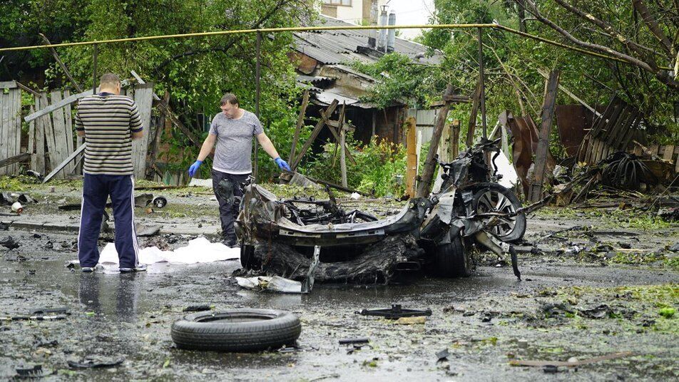 Авто, що проїжджало поряд, згоріло разом із людьми.