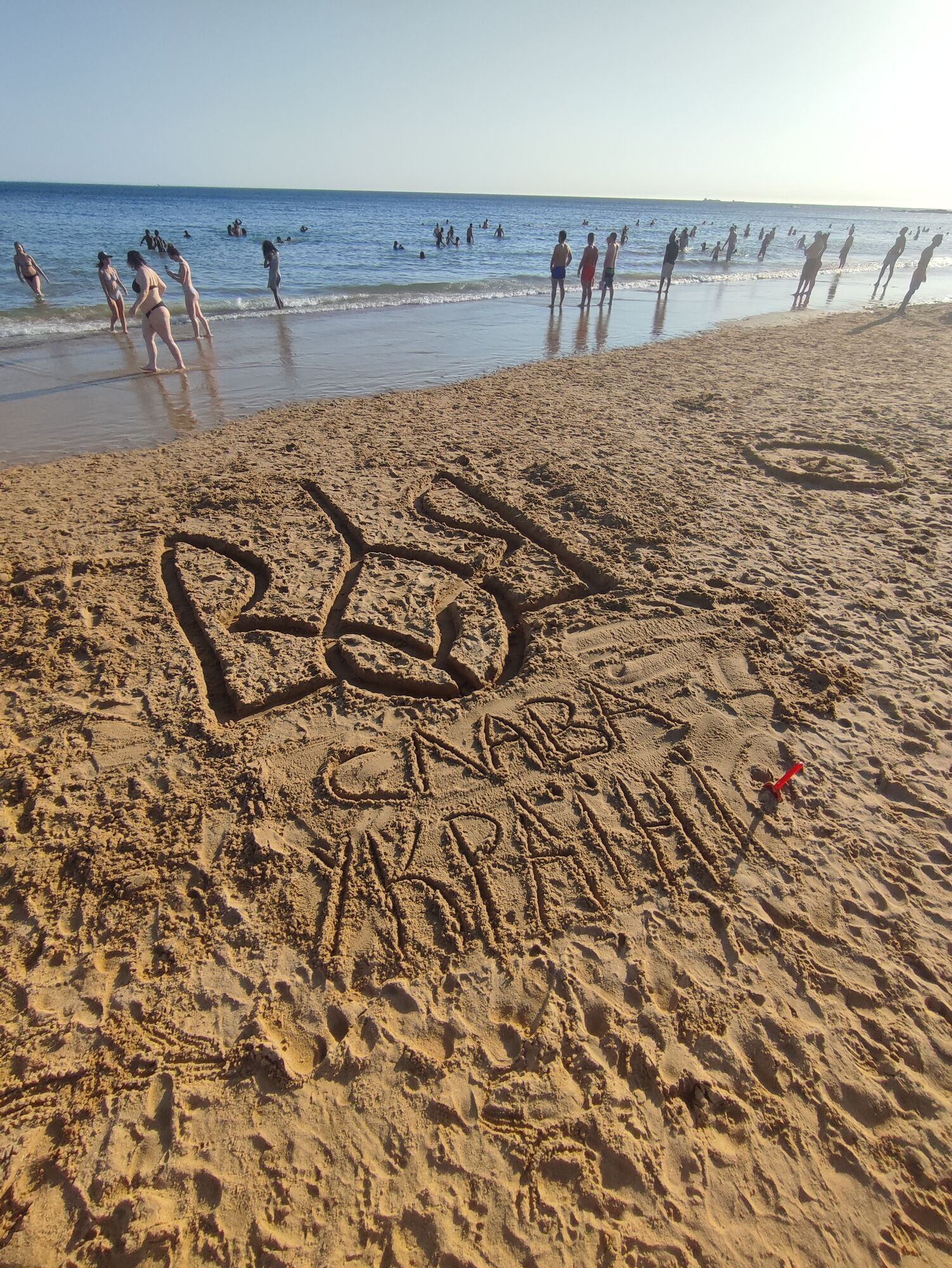 В воскресенье, 10 июля, на пляже красовалась надпись "Слава Україні"