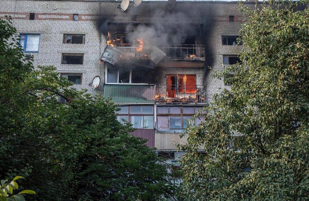 Зеленський показав розбомблені будинки.