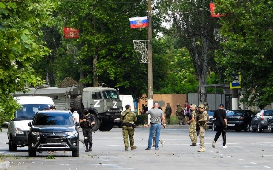 На улицах оккупированных городов "дежурят" российские захватчики.