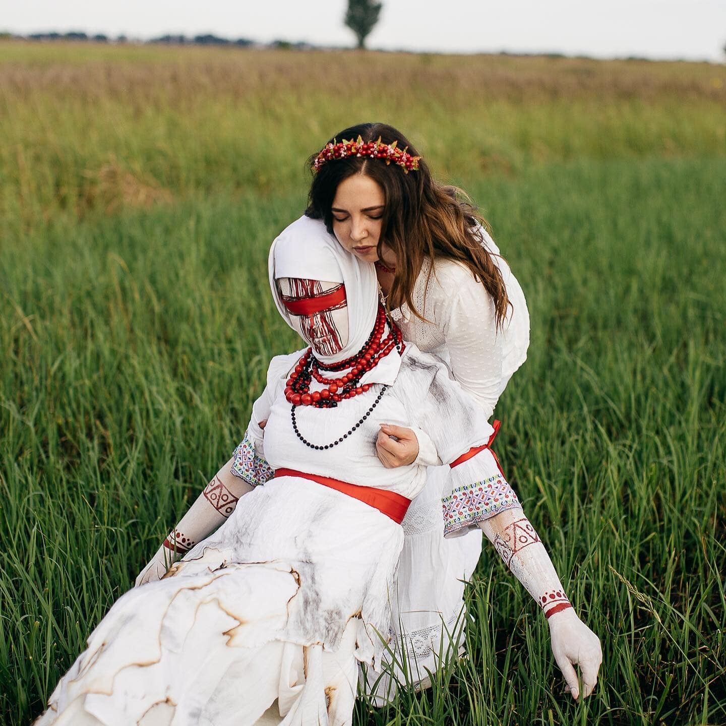 Дружини та наречені полонених воїнів "Азова" знялися у фотосесії в образі закривавлених ляльок-мотанок