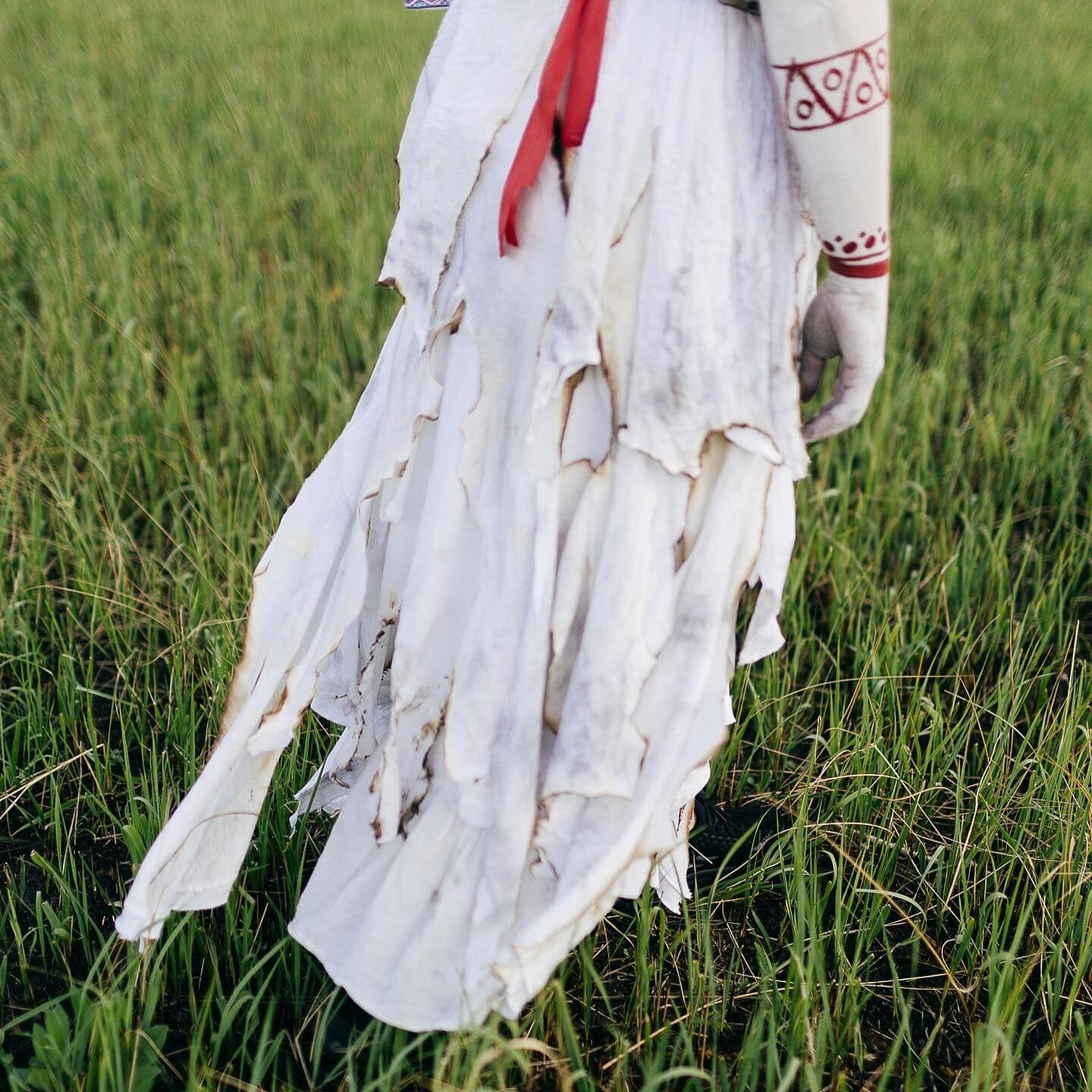 Дружини та наречені полонених воїнів "Азова" знялися у фотосесії в образі закривавлених ляльок-мотанок