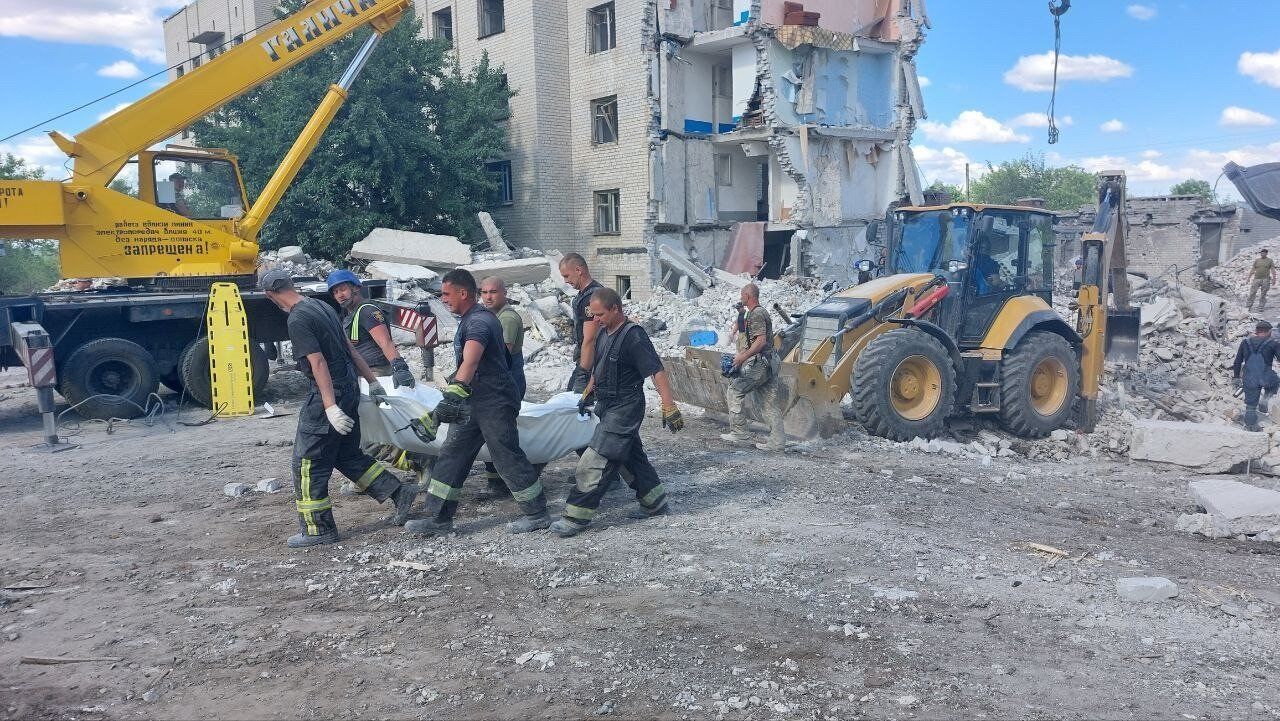 Из-под завалов продолжают доставать тела жертв удара РФ.