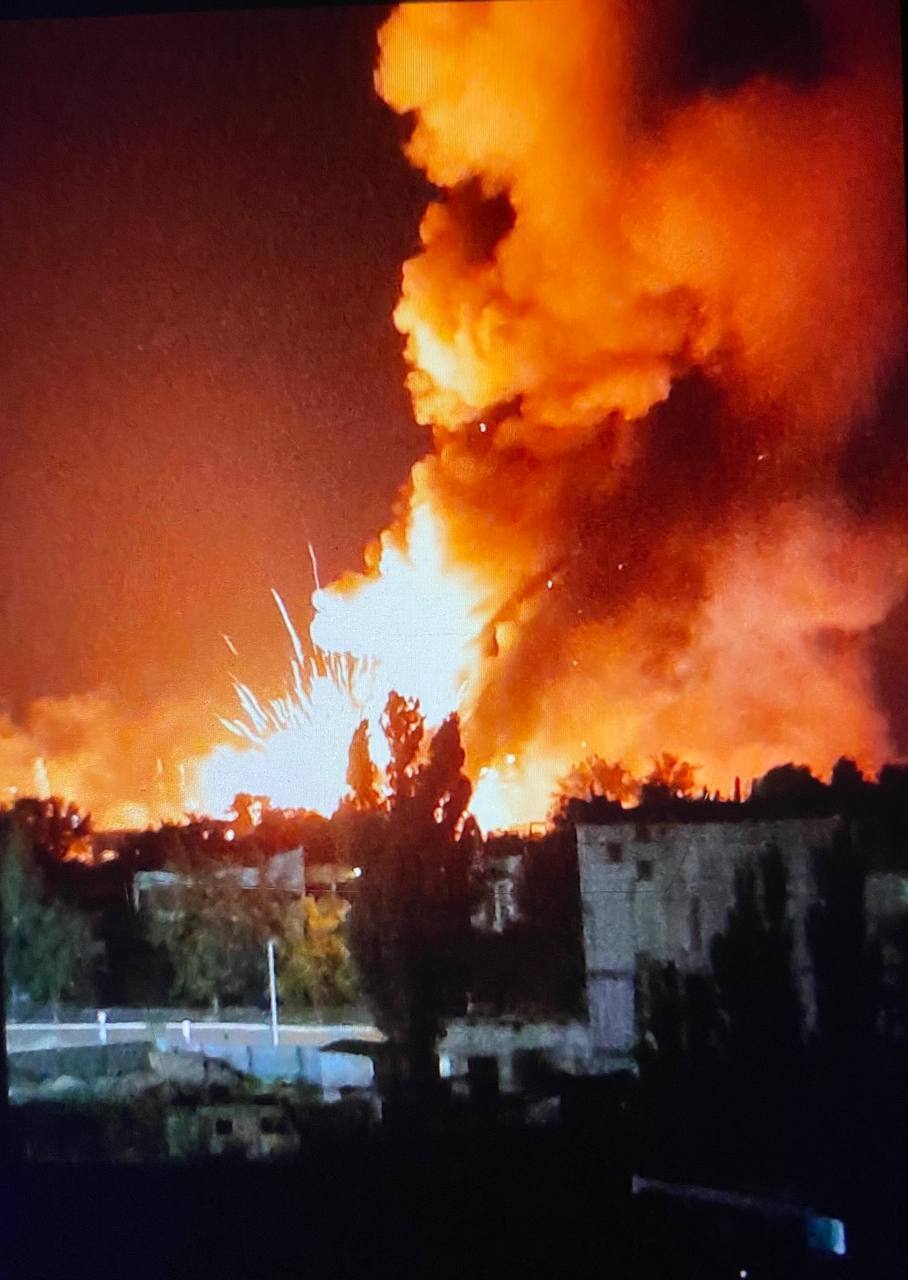 В Новой Каховке взорвались российские склады с боеприпасами