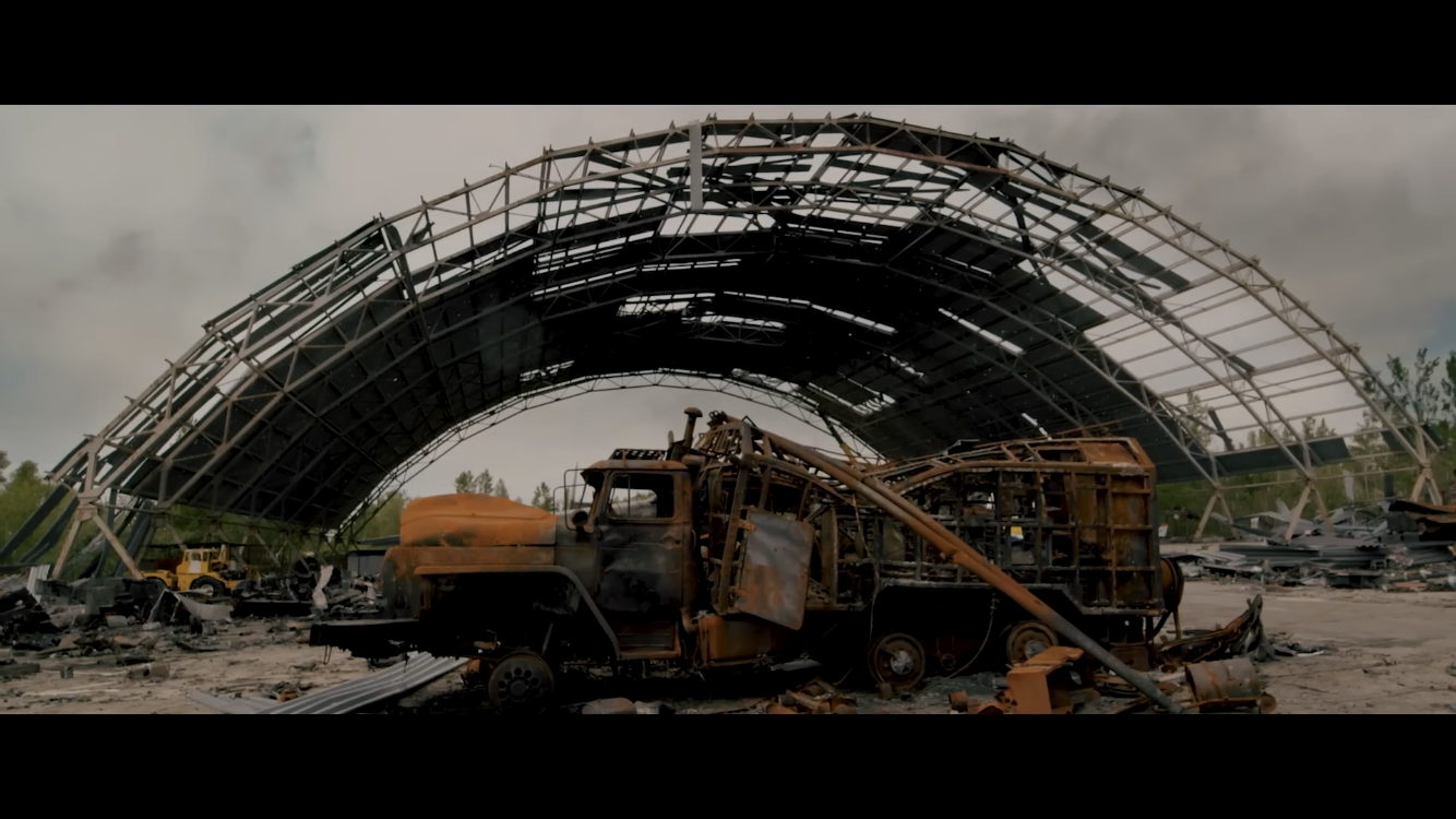 Американський музикант Five for Fighting випустив кліп, знятий на зруйнованому аеродромі Гостомеля: у відео потрапила знищена ''Мрія''