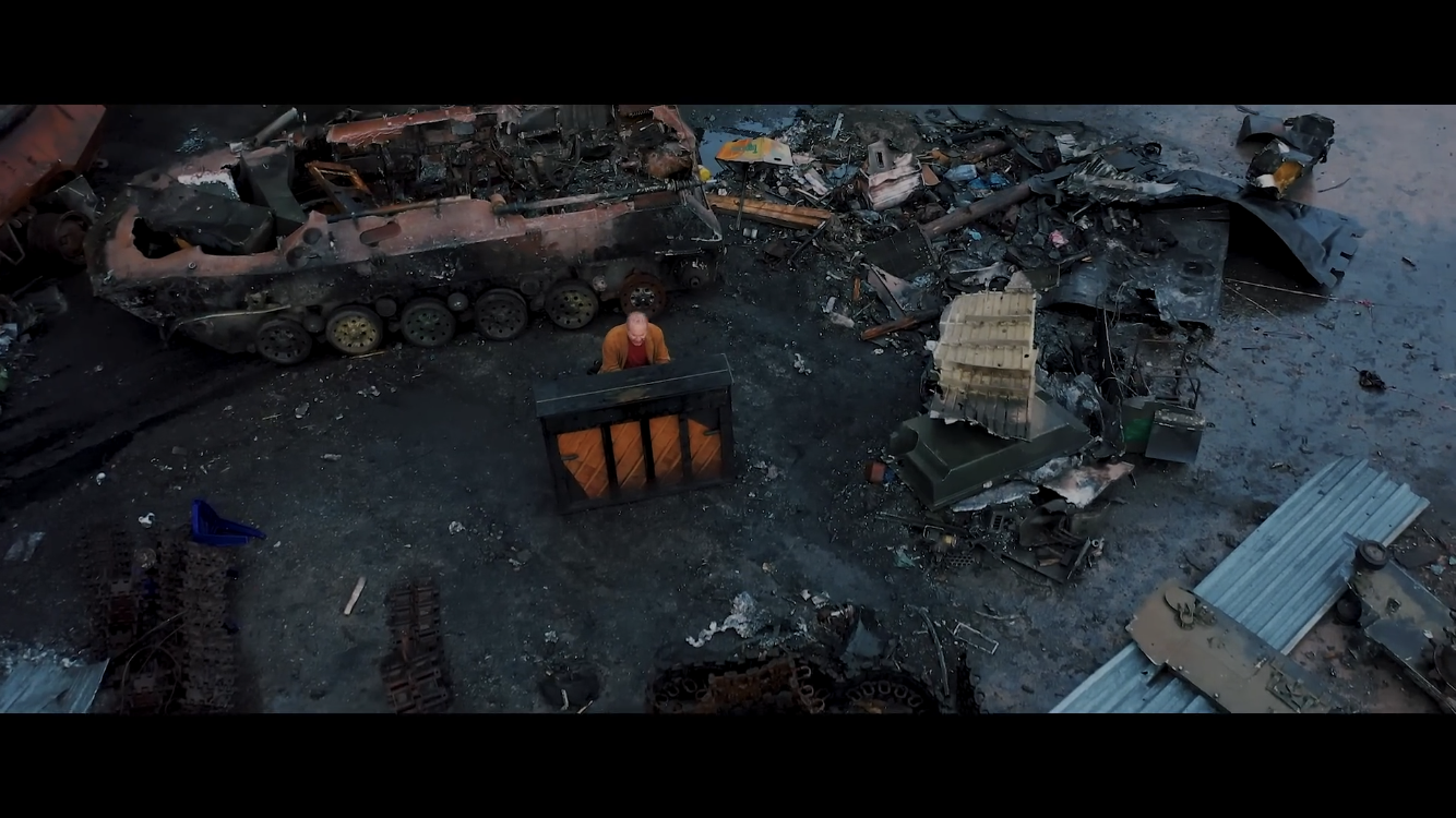 Американский музыкант Five for Fighting выпустил клип, снятый на разрушенном аэродроме Гостомеля: в видео попала уничтоженная "Мрія"