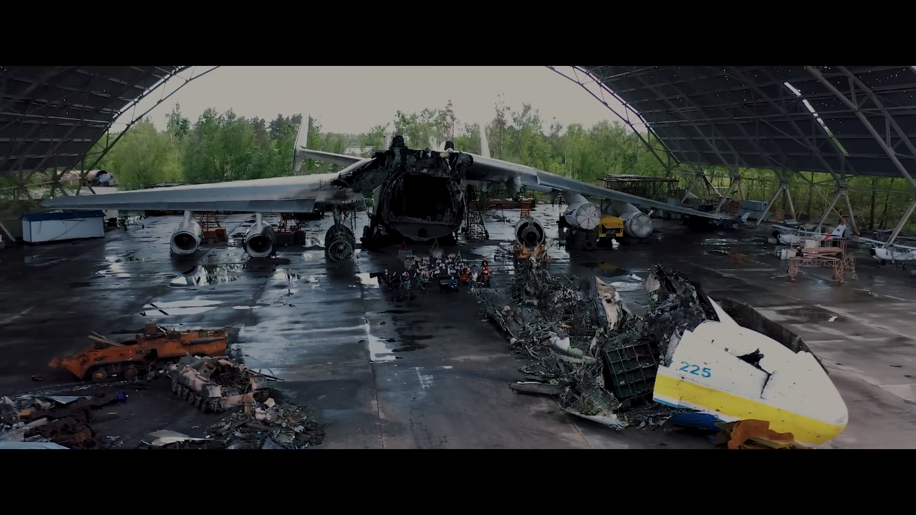 Американський музикант Five for Fighting випустив кліп, знятий на зруйнованому аеродромі Гостомеля: у відео потрапила знищена "Мрія"