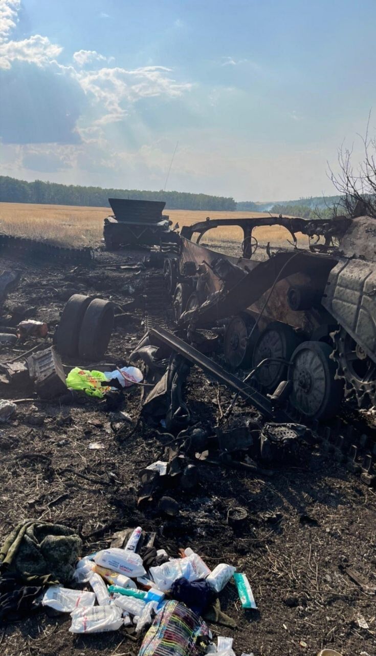 Украинские защитники сожгли бронетехнику врага.