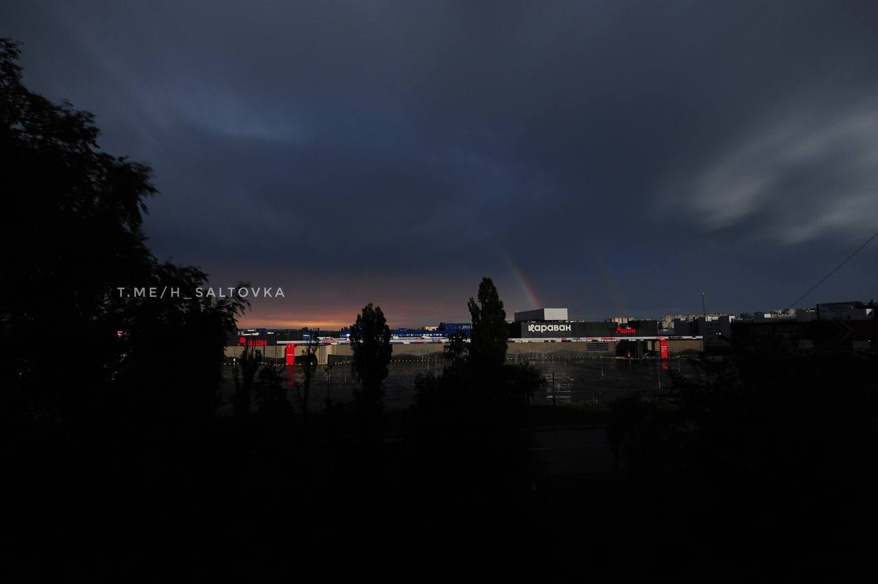 На этом фото удалось "поймать" цвета ночной радуги над Харьковом