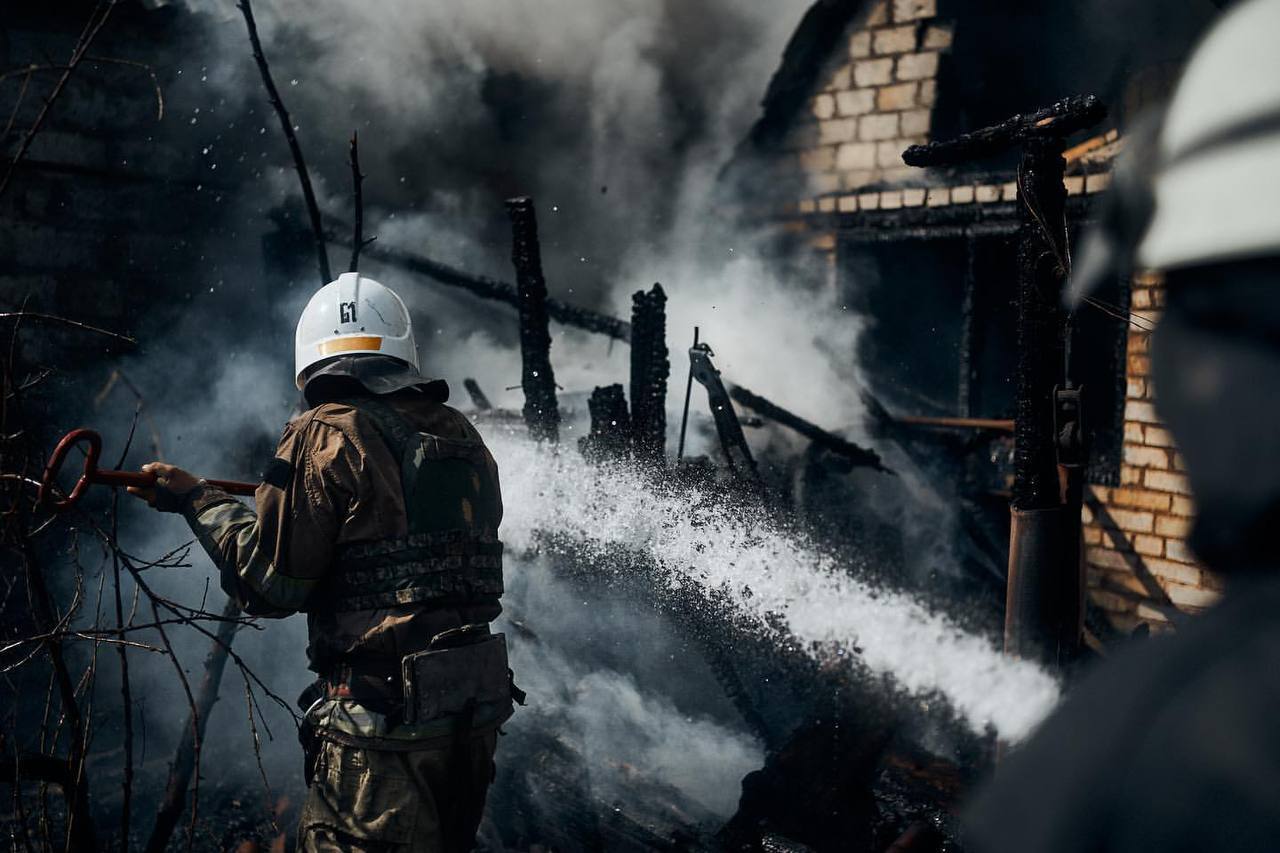 Пожарные тушат огонь после российского обстрела