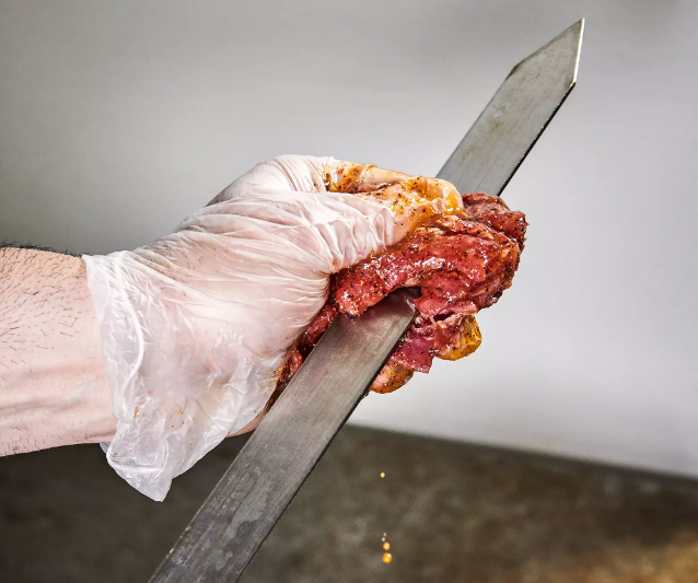 Як правильно нанизувати м'ясо на шампури для шашлику: виходить дуже соковитим