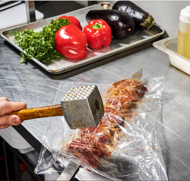 Как правильно нанизывать мясо на шампуры для шашлыка: получается очень сочным