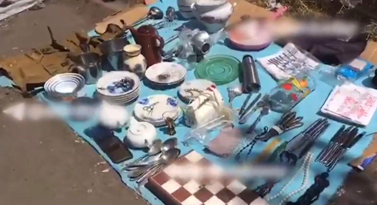 Жители оккупированного Мариуполя вынуждены продавать свои вещи.
