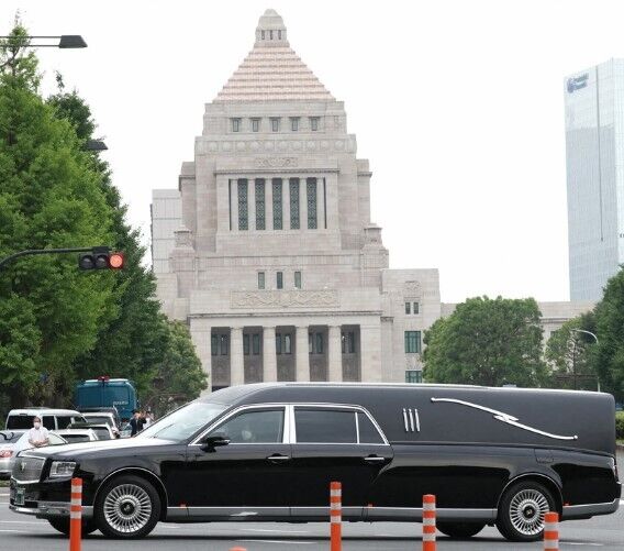 Похоронная процессия проследовала через Токио