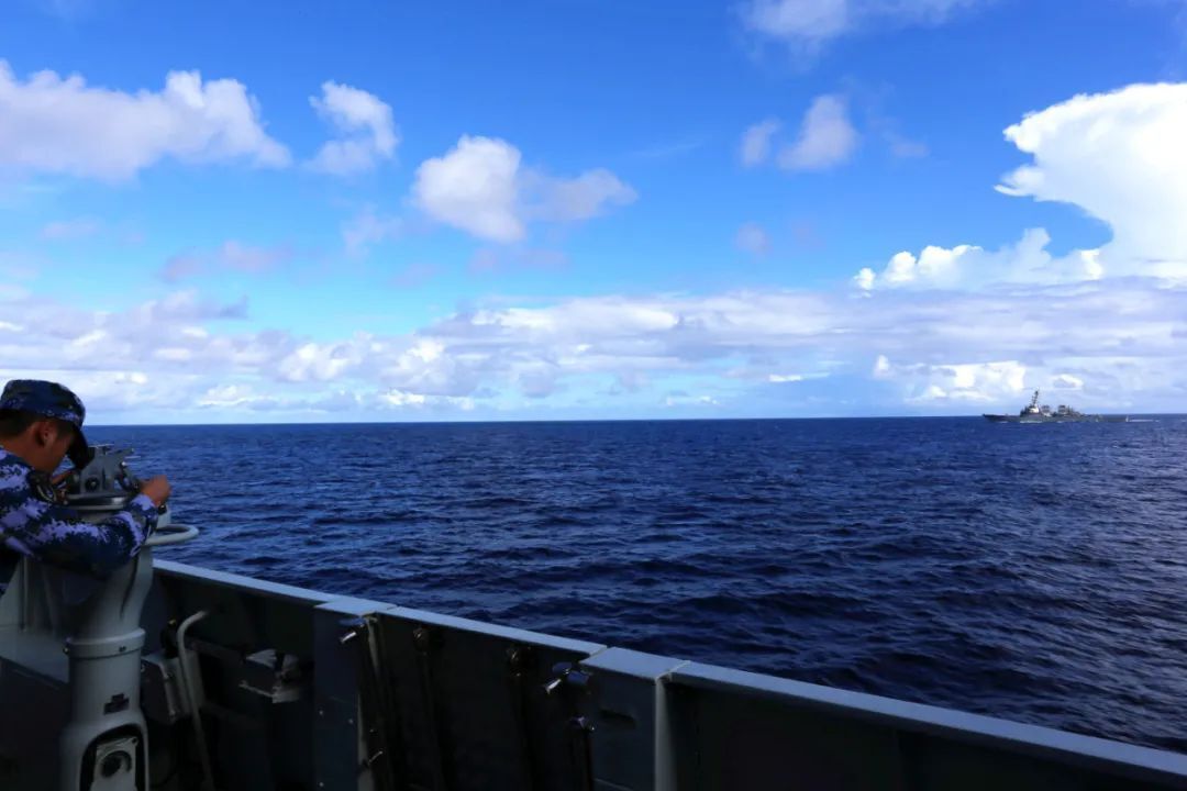 Китай заявил, что американский эсминец вторгся в его территориальные воды