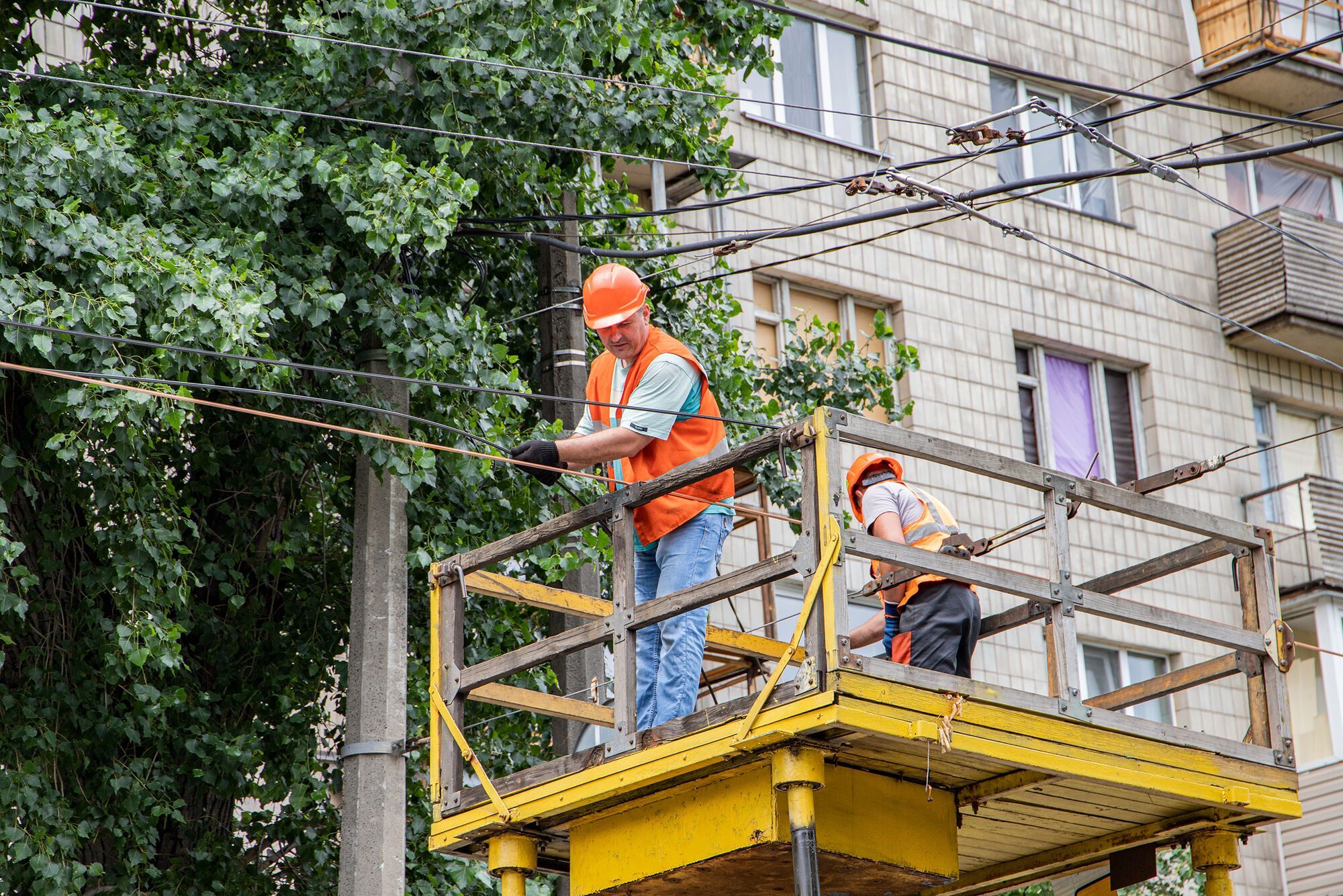 Контактная сеть біла повреждена во время российских осбтрелов.