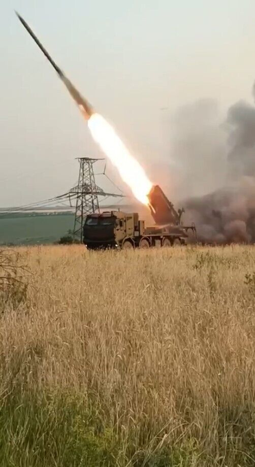 РСЗО "Буревий" стреляет 220-мм реактивными снарядами