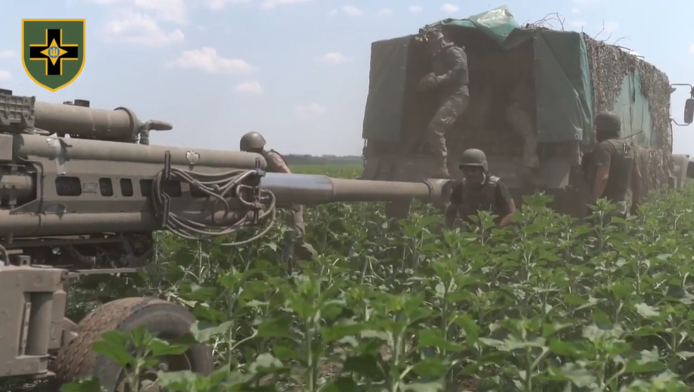 Украинские артиллеристы уничтожают врага с помощью 155-мм гаубиц М777