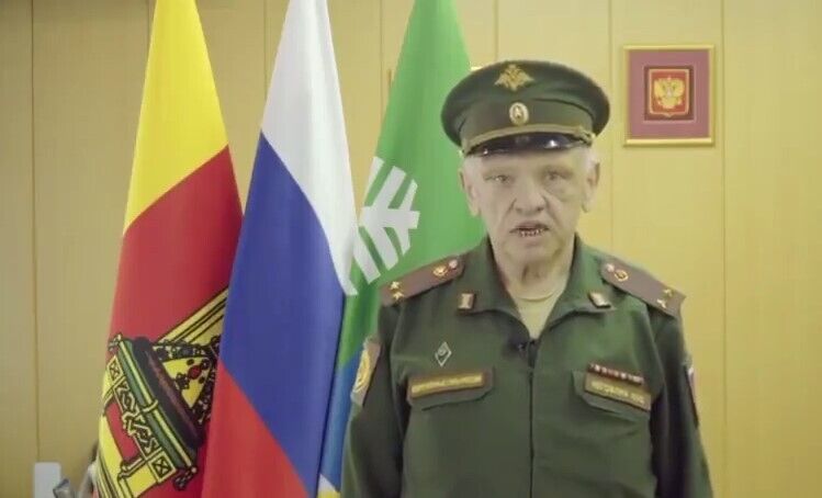 Российский комиссар выглядит так, как будто он участвовал в войне сотню лет назад