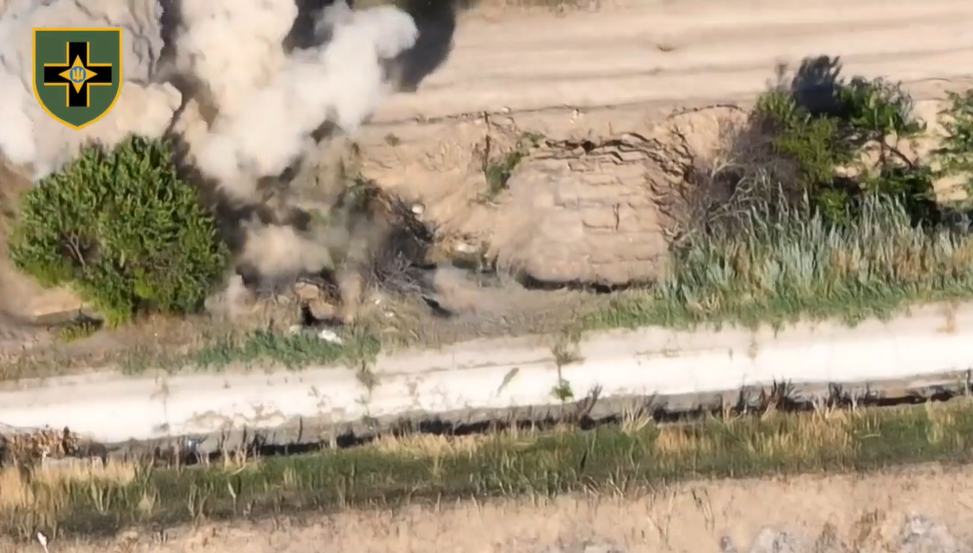 Украинские артиллеристы уничтожают врага с помощью 155-мм гаубиц М777