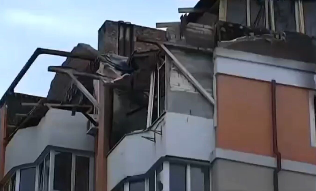 В результате атаки врага сгорела крыша и квартиры на верхнем этаже.