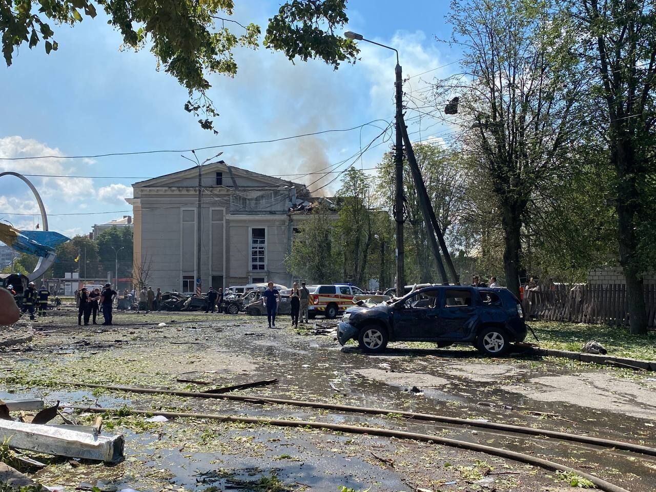 Сгоревшие авто и обломки вокруг: новые кадры с места ракетного удара РФ по Виннице