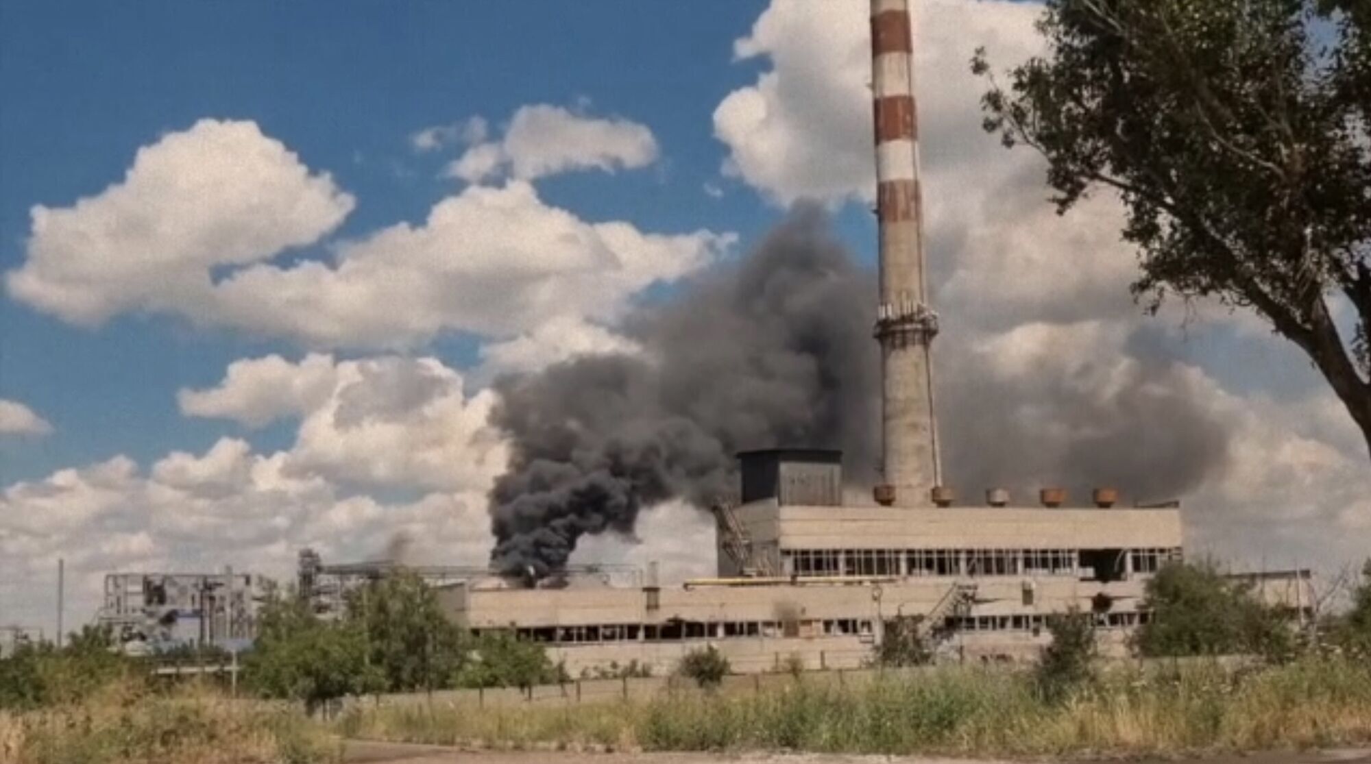 Партизаны в Мариуполе подожгли завод.
