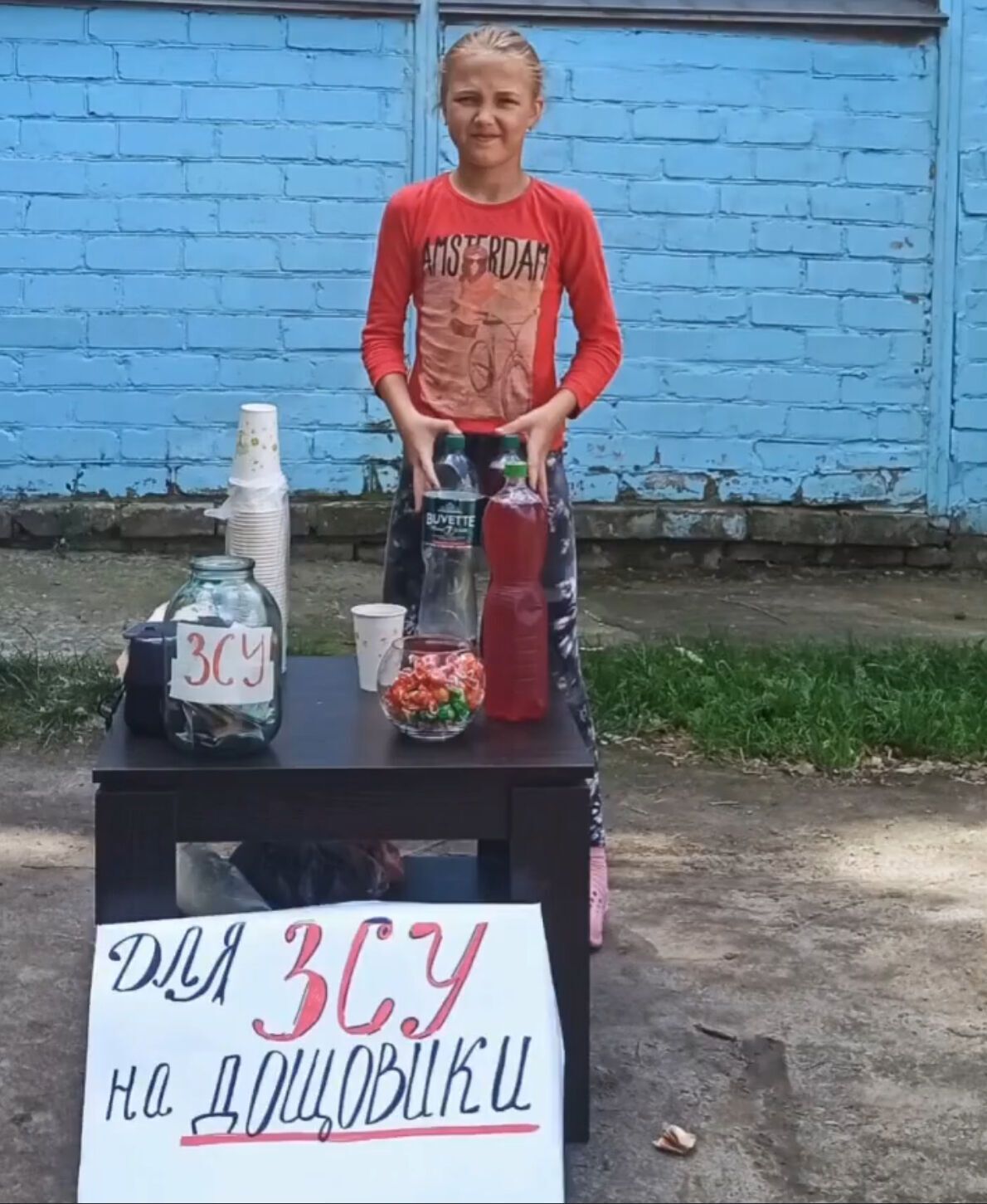 В Чернигове ребенок собирает средства для ВСУ.