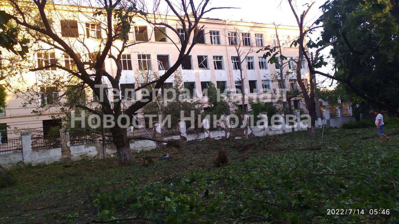 Разрушение в результате обстрела в Николаеве