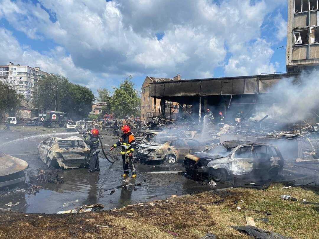 У Вінниці вогонь із місця вибуху перекинувся на автостоянку: горять десятки машин