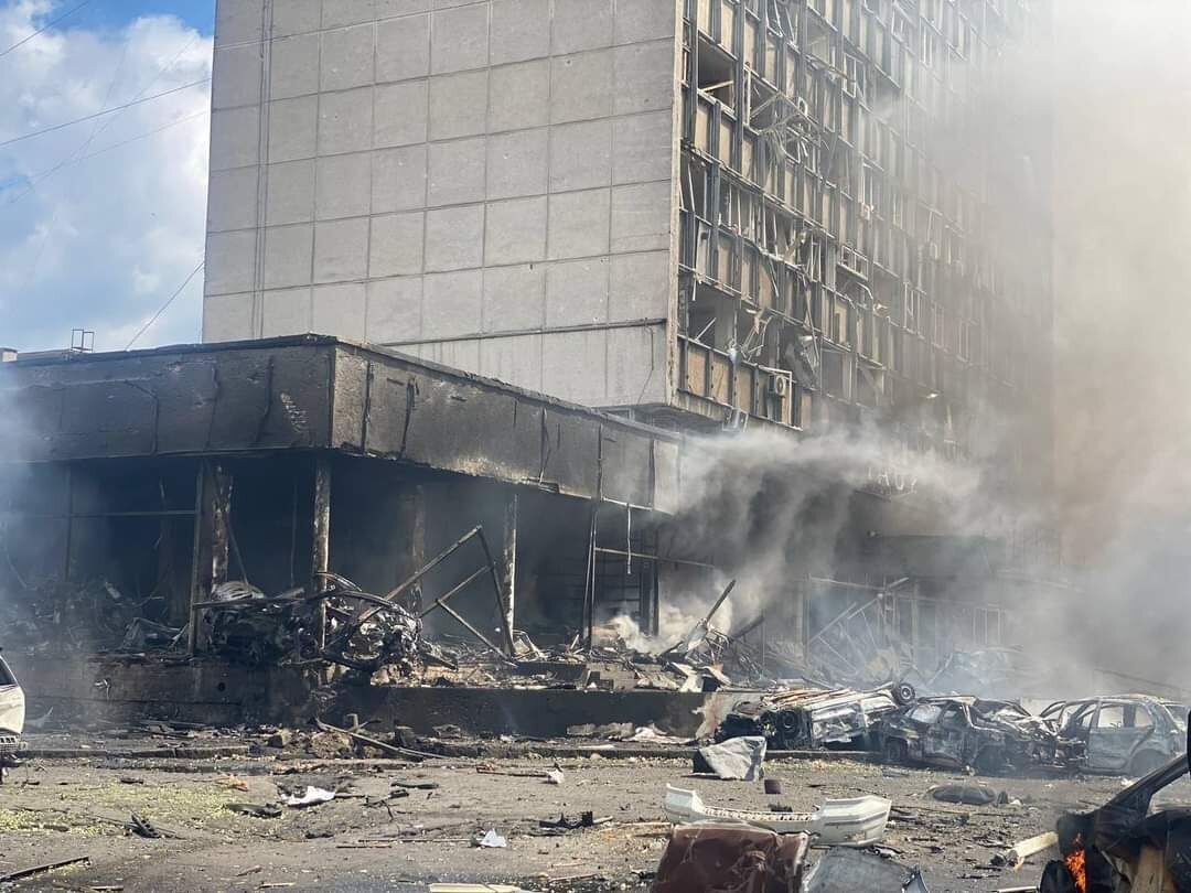 В Виннице огонь с места взрыва перебросился на автостоянку: горят десятки машин
