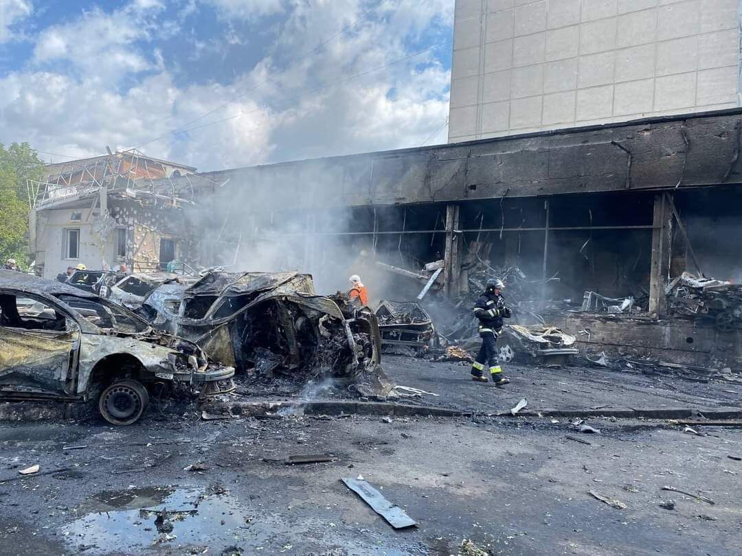 В Виннице огонь с места взрыва перебросился на автостоянку: горят десятки машин